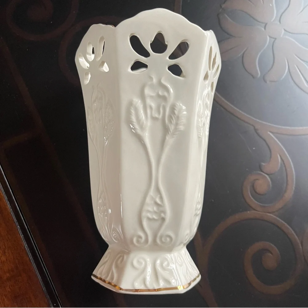 Pierced Ivory Ivory Vase with Gold Trim Papel Freelance